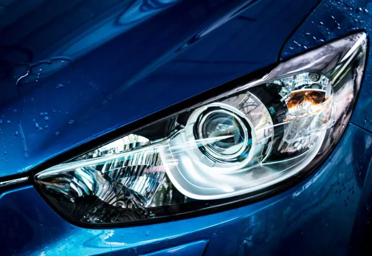 Rénover un phare de voiture abîmé suite à un choc, Bron, BECAR'S Detailing